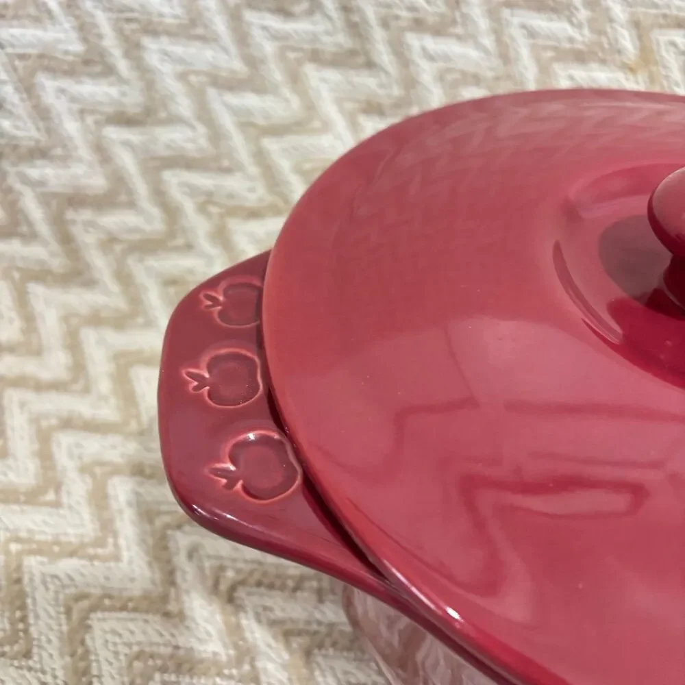 Chantal 1.75 Quart Red Apple Casserole Dish With Lid